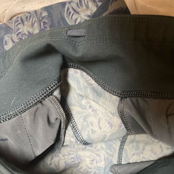 Athleta Sz 4 Trekkie short —olive printed - Picture 6 of 6